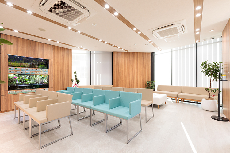 いわみ眼科 芦屋市 広々とした待合室。水槽が設置され落ち着いた空間