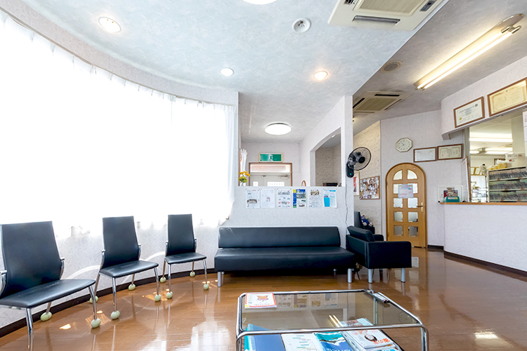 宮崎歯科医院 吉川市 天井が高く、明るい雰囲気の待合室でリラックスできる