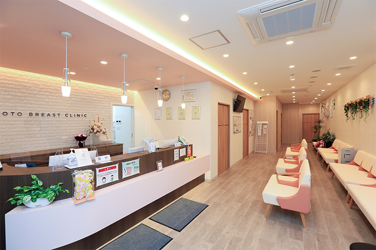 岡本乳腺外科・内科クリニック 豊田市 広々とした受付