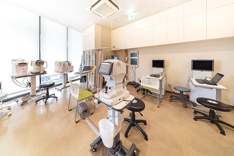 アイ＆スキンクリニック東京ソラマチ 墨田区 各種眼科検査に対応。スタッフが丁寧に検査や説明を行う