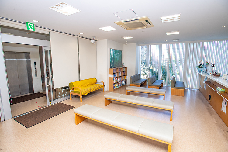 よしむら耳鼻咽喉科・内科・呼吸器内科 藤沢市 広い待合室は、入り口からバリアフリー対応のため安心だ