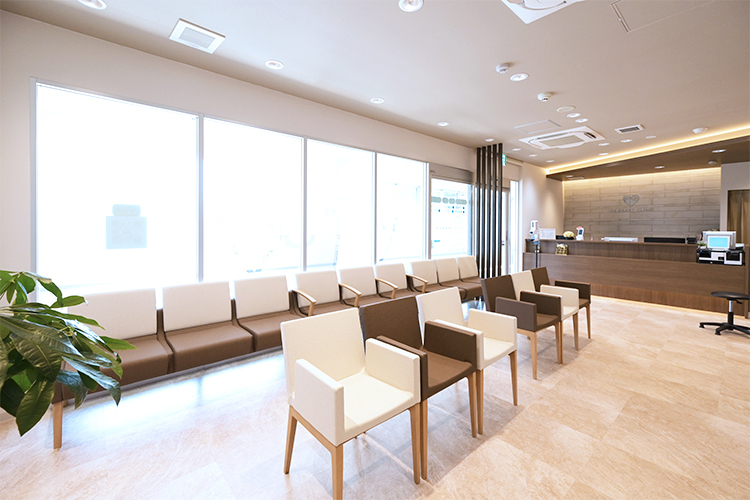 いでハートクリニック 吹田市 広々とした院内は温かみのある空間となっている
