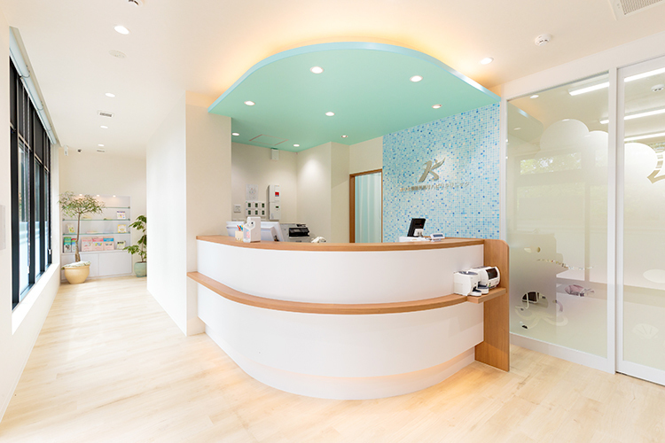 かいと整形外科リハビリクリニック 尼崎市 受付、明るくデザイン性あふれる落ち着いた空間