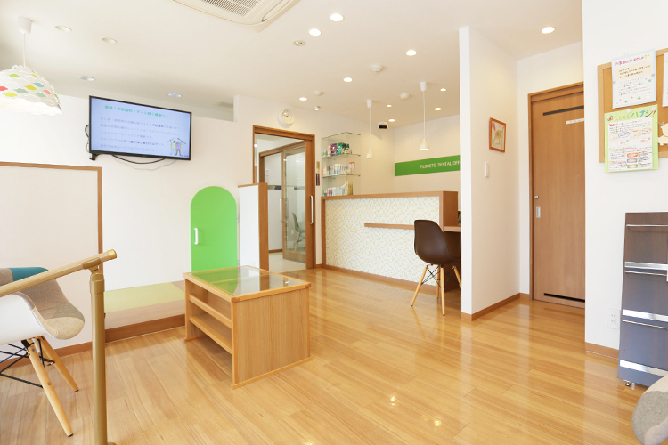 ふじもと歯科診療所 神戸市東灘区 木目調を主体とした広々とした待合室