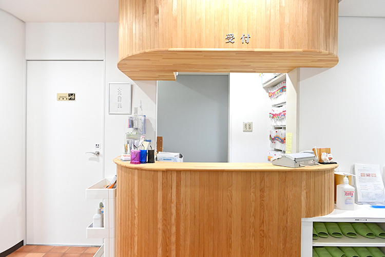 まつさか歯科医院 神戸市垂水区 光が差し込む明るい雰囲気の受付