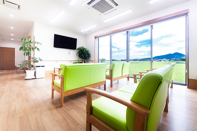 おおやま内科クリニック 西伯郡日吉津村 木を基調とした院内からは、大山と自然の景観を望むことができる