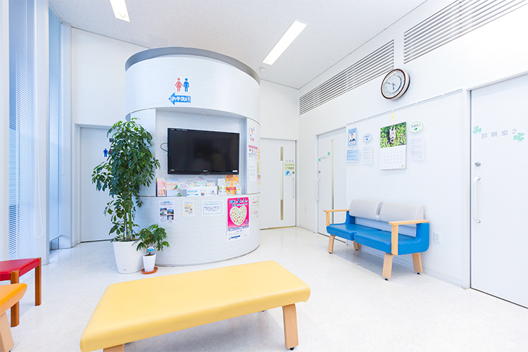 さいとう内科クリニック 所沢市 広い待合室は、大きな窓から光が差し込みバリアフリー仕様