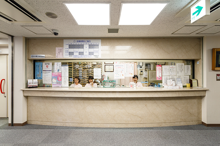 三枝産婦人科医院 江戸川区 受付では親切なスタッフが応対してくれる