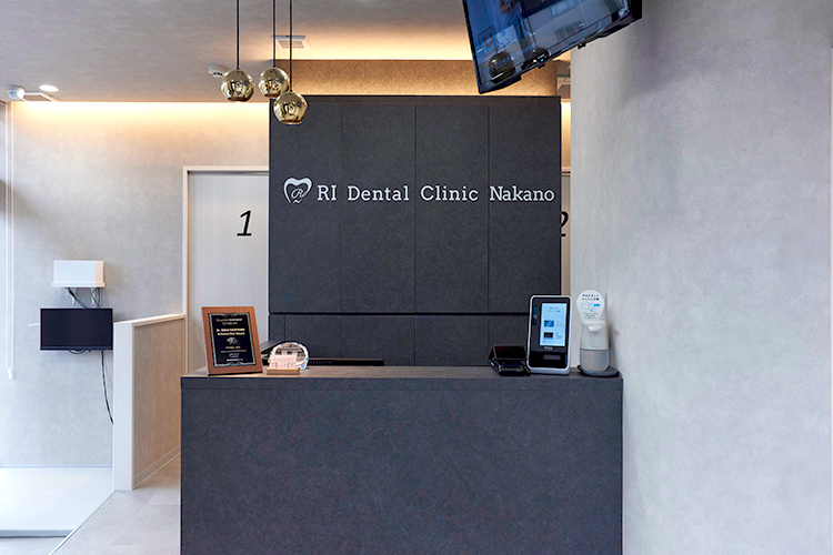 RIデンタルクリニック中野 中野区 受付では院長やスタッフが明るく出迎える