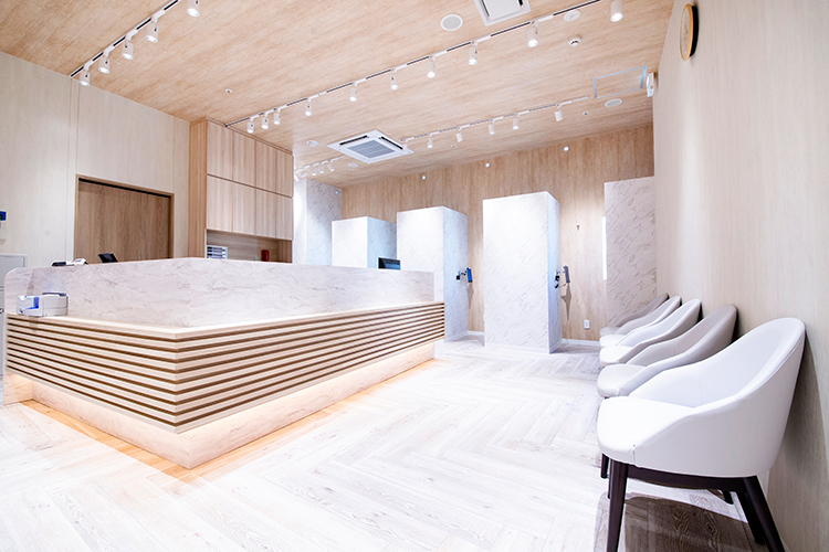 秋葉原・胃と大腸肛門の内視鏡クリニック 千代田区 ホテルのレセプションのような受付・待合。半個室の待合室も完備