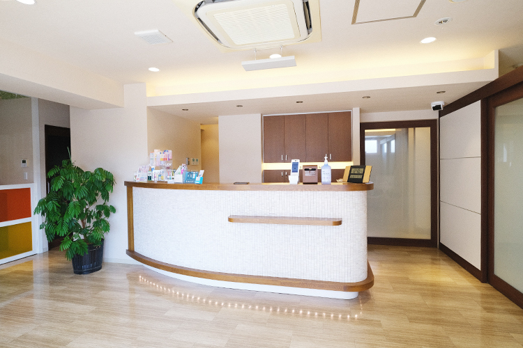 石井歯科医院 八王子市 木目を基調とした温かみのある院内