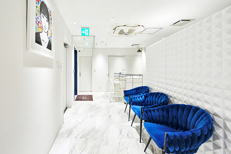 塚原デンタルクリニック 千代田区 各フロアごとにアクセントカラーが変わり統一されている