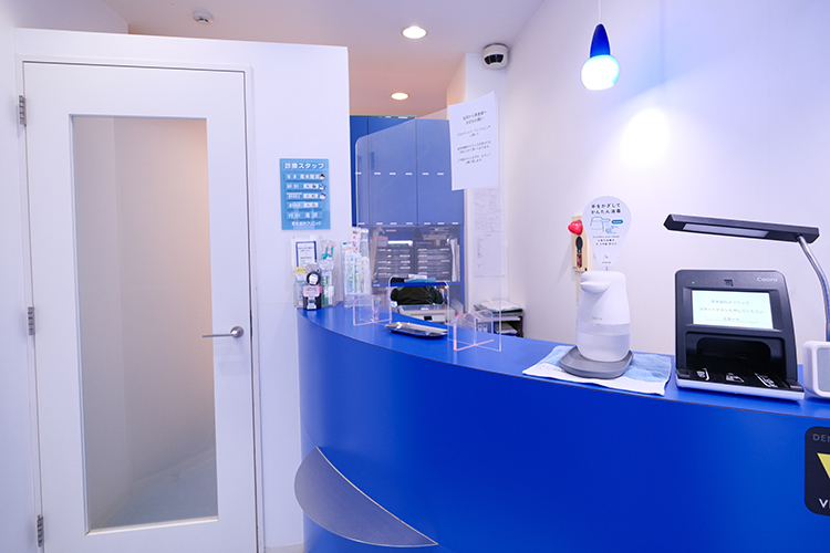 青木歯科クリニック 中野区 ブルーで統一された待合室