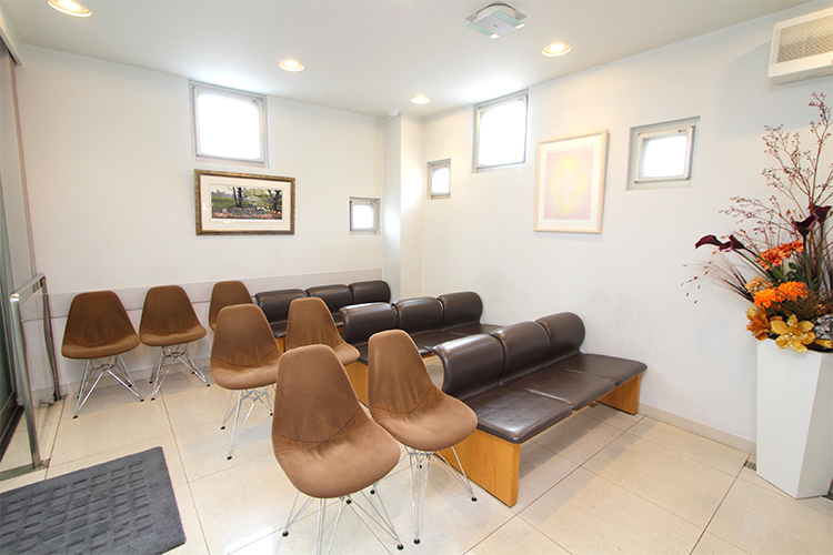 小林内科 名古屋市北区 光が差し込む明るい待合室
