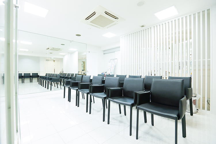 大阪心斎橋呼吸器内科・内科クリニック 大阪市中央区 洗練されたデザインでリラックスできる空間