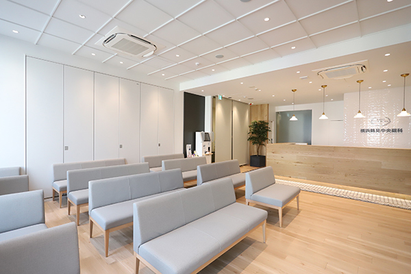 横浜鶴見中央眼科 横浜市鶴見区 明るく広々とした待合室