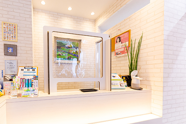 むつうら駅前歯科 横浜市金沢区 受付横の階段にはスロープも設置できるため、車いすも安心だ