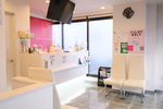 N.S.デンタルクリニック 渋谷区 白とピンクを基調とした清潔感あふれる院内
