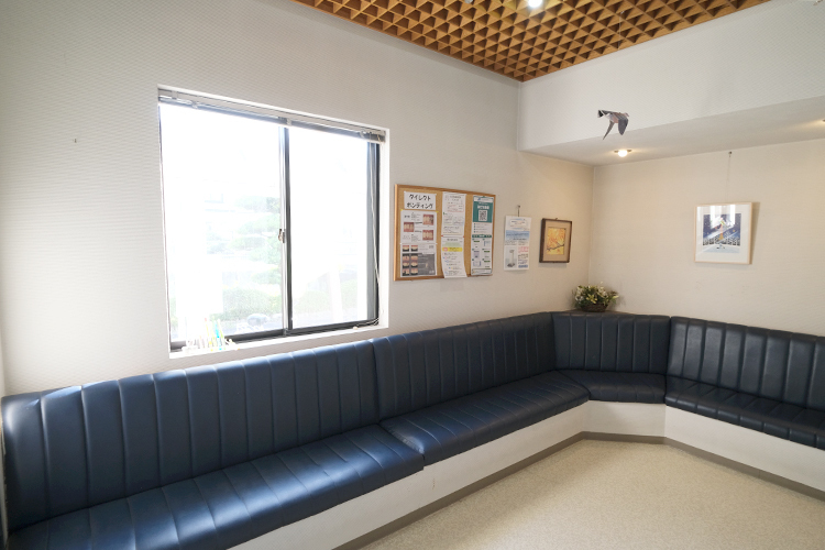 織田歯科医院 岡崎市 待合室はシックな色合いで落ち着く空間だ