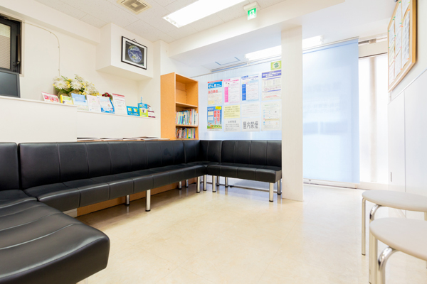 落合駅前クリニック  新宿区 広々とした待合室には多くの患者が訪れる