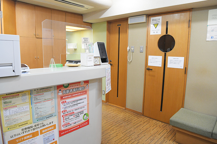 小野歯科 品川区 間接照明がともる、和室のようなデザインの待合スペース