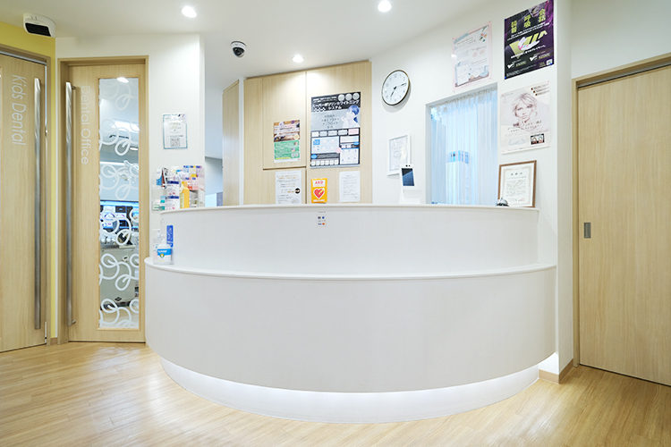 ファミリアデンタルクリニック深谷 深谷市 温かみのある色合いのアットホームな雰囲気