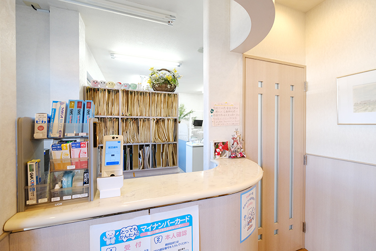 前田歯科 さいたま市中央区 スタッフの温かい雰囲気が伝わる待合室