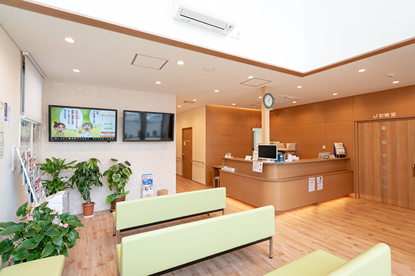 うえだクリニック 大阪市淀川区 待合室は広く、全室バリアフリーになっている