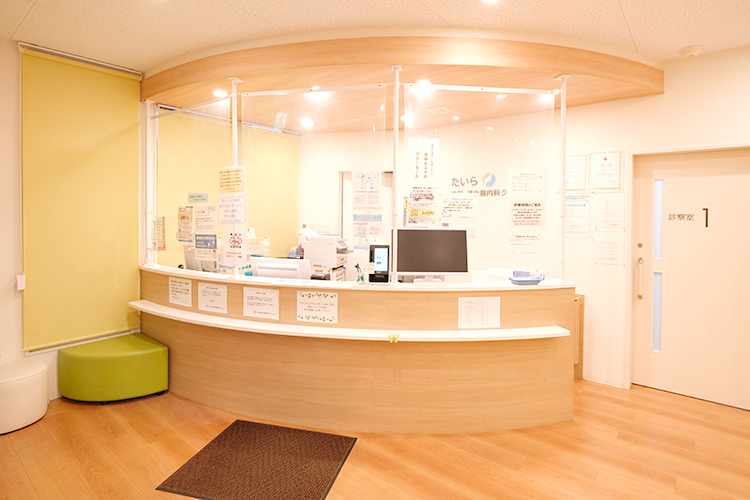 たいら内科・消化器内科クリニック 大津市 淡い色の木目を基調とした明るい雰囲気