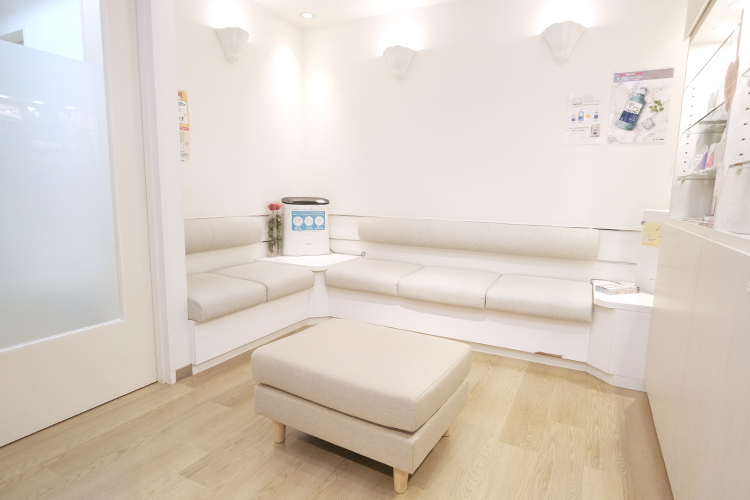 クレア歯科医院 江戸川区 白を基調とし、明るく清潔感のある待合室