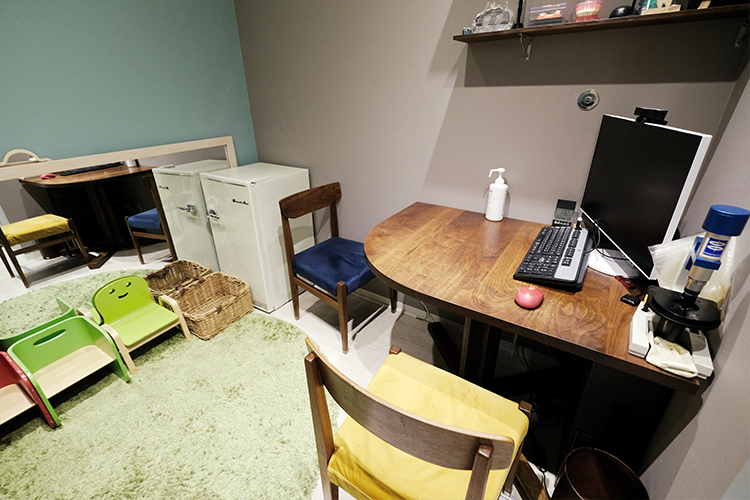 大倉山アルカディア歯科・矯正歯科 横浜市港北区 カウンセリングルーム。木のぬくもりを感じリラックスできる空間