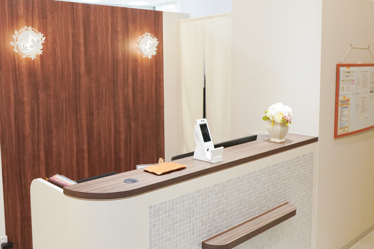 小山中央診療所 品川区 受付ではスタッフが丁寧に温かく対応