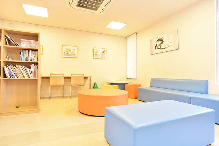 にしかわこどもクリニック 大阪市平野区 子どもが退屈しないよう絵本やおもちゃが用意された待合室