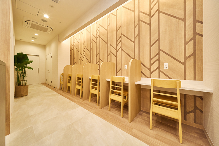 センター北　消化器・内視鏡Jクリニック 横浜市都筑区 カフェのような雰囲気の待合スペース。プライバシーにも配慮
