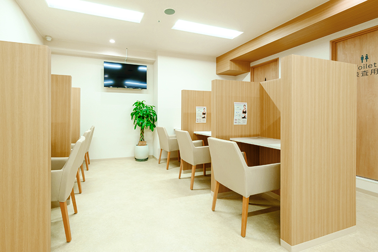 東京ロータスクリニック 千代田区 待合室は半個室ブースで、周囲を気にせずゆったりと過ごせる