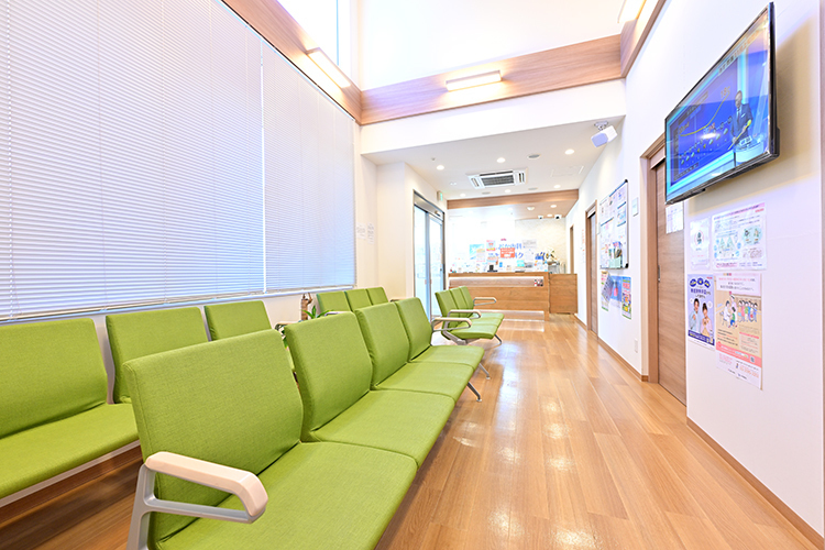 中原小杉元住吉　ほしおか内科・消化器・内視鏡クリニック 川崎市中原区 木目を基調とした広々とした院内