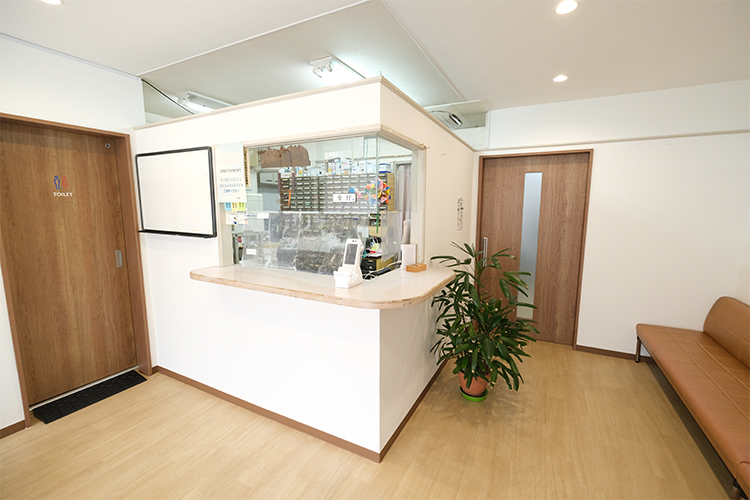 吉田クリニック 大阪市東淀川区 木目調の明るい待合室