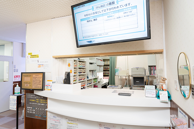 梶川眼科医院 神戸市須磨区 明るい受付スタッフが迎えてくれる