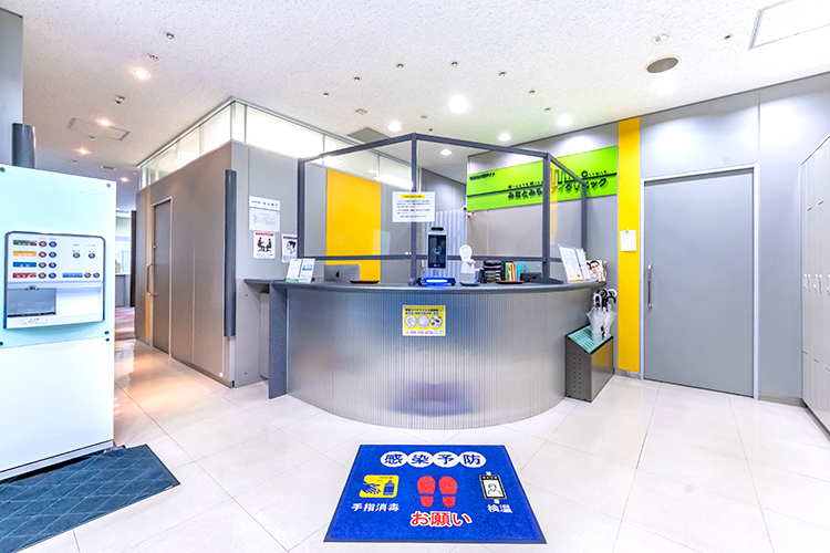 みなとみらいアイクリニック 横浜市西区 手指の消毒と検温を徹底。待合も間隔を空けて椅子を設置している