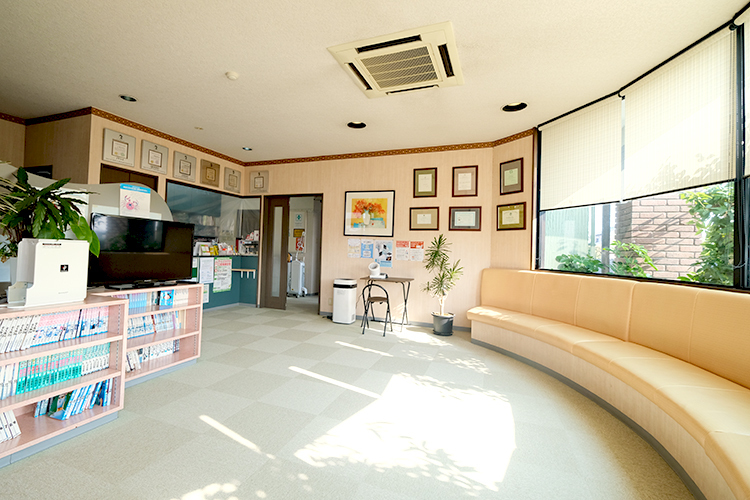 堀田歯科 各務原市 光が差し込む明るい待合室