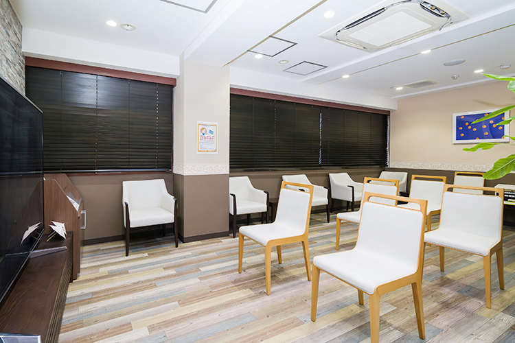 奥田クリニック 宇都宮市 温かみのある院内。屋上庭園もあり癒やしを感じさせてくれる