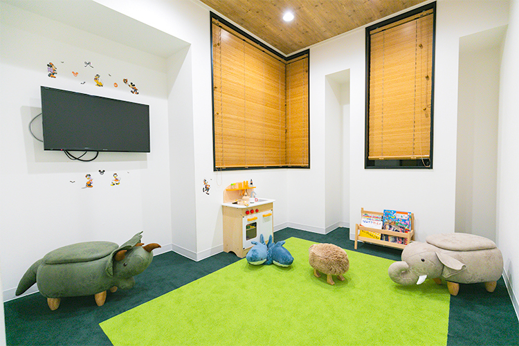 吉崎歯科医院 三郷市 キッズスペースも完備、子ども連れでも安心