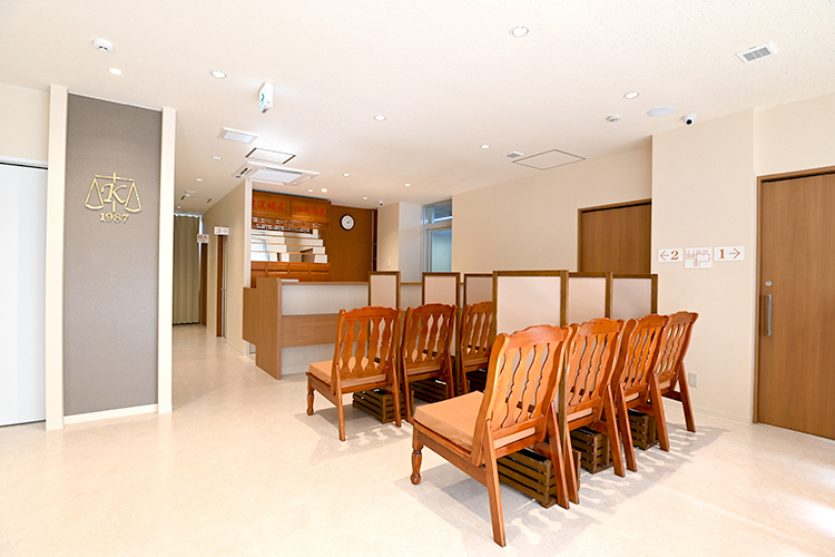 漢一診療所 横浜市青葉区 待合は陽光が差し込み温かい雰囲気