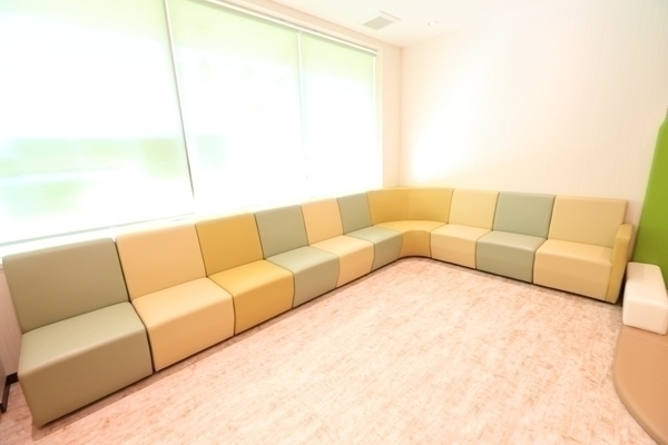 しらかば歯科 武蔵野市 広々とした待合室には自然光がたっぷり差し込む