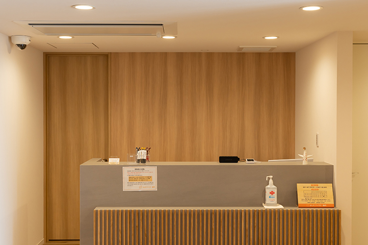 よしだファミリー歯科 愛西市 クリニックの外観も内装も木がふんだんに使用され、温かい雰囲気