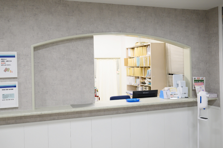 三枝整形外科医院 千葉市稲毛区 受付ではスタッフが患者を明るく迎えてくれる