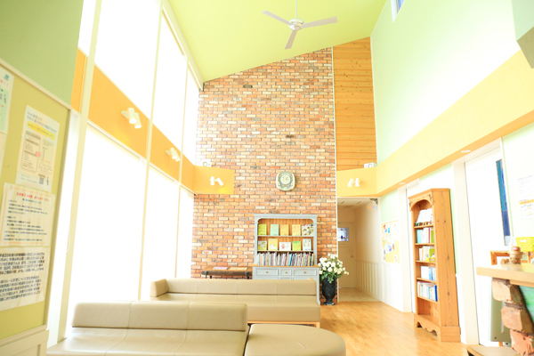 リョウこどもとアレルギークリニック 安城市 高い天井と大きい窓で明るい雰囲気漂う待合室