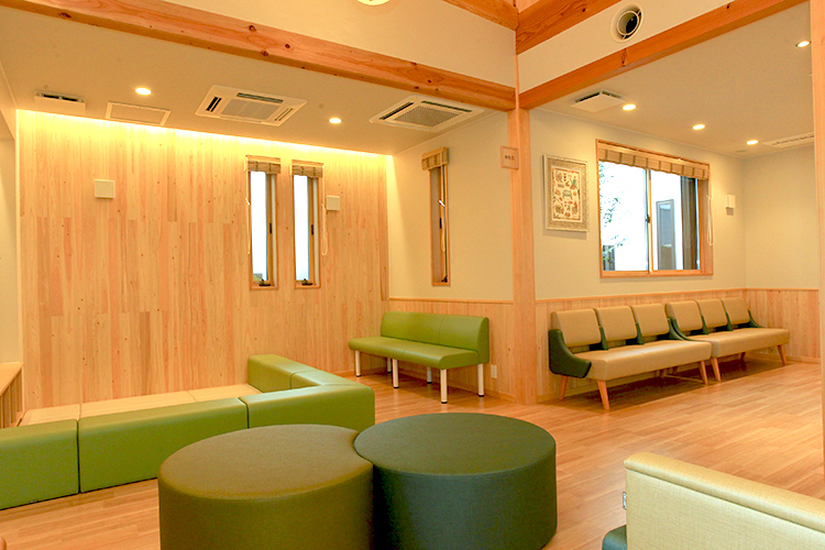 木曽川みみはなのどクリニック 一宮市 木材を多用した温かみある造りになっている待合室