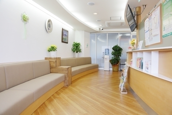 ふくだクリニック 藤沢市 受付、待合室。ゆるやかな曲線を描く広々とした空間