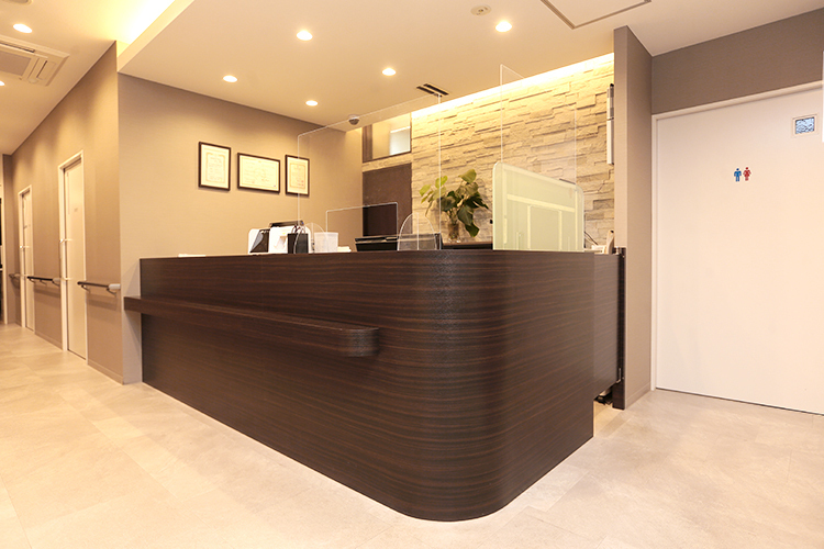 かねこ内科循環器クリニック 尼崎市 バリアフリー設計の院内は落ち着いた雰囲気